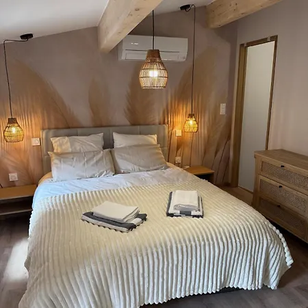 Plein De Charme Avec Ses Poutres Apparentes , Ses Pierres Et Son Jacuzzi Exterieur *