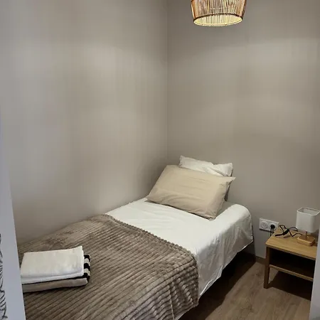 Plein De Charme Avec Ses Poutres Apparentes , Ses Pierres Et Son Jacuzzi Exterieur