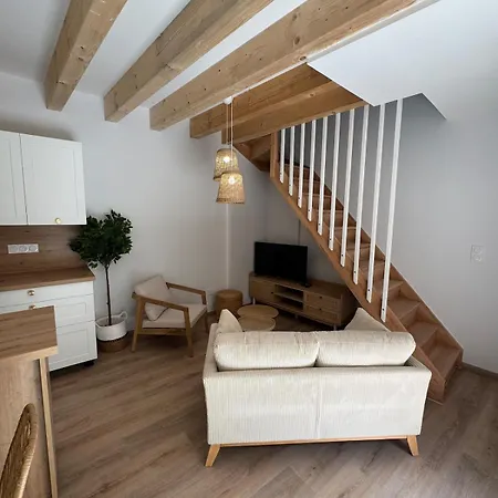Plein De Charme Avec Ses Poutres Apparentes , Ses Pierres Et Son Jacuzzi Exterieur Semesterbostad *