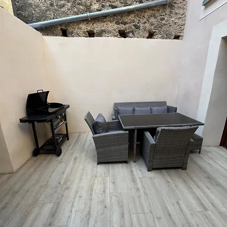 Plein De Charme Avec Ses Poutres Apparentes , Ses Pierres Et Son Jacuzzi Exterieur *