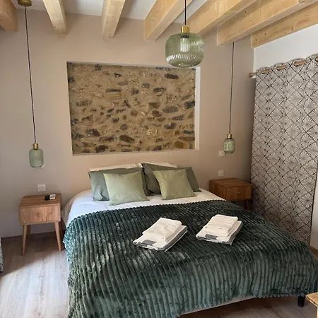 Plein De Charme Avec Ses Poutres Apparentes , Ses Pierres Et Son Jacuzzi Exterieur * Caux