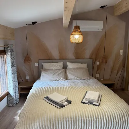 Plein De Charme Avec Ses Poutres Apparentes , Ses Pierres Et Son Jacuzzi Exterieur *