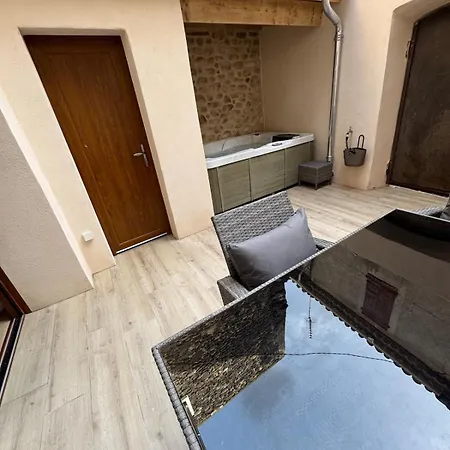 Plein De Charme Avec Ses Poutres Apparentes , Ses Pierres Et Son Jacuzzi Exterieur Caux