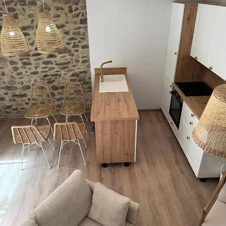 Plein De Charme Avec Ses Poutres Apparentes , Ses Pierres Et Son Jacuzzi Exterieur