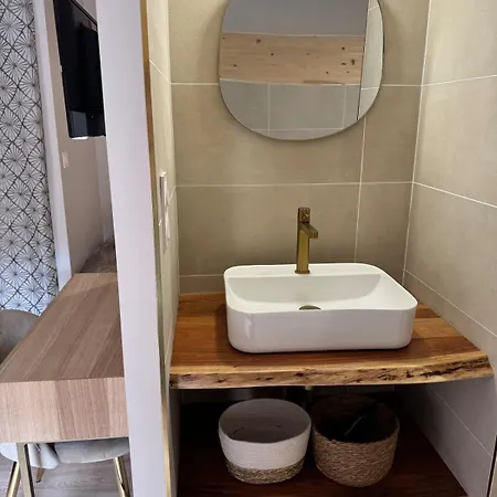 Plein De Charme Avec Ses Poutres Apparentes , Ses Pierres Et Son Jacuzzi Exterieur *