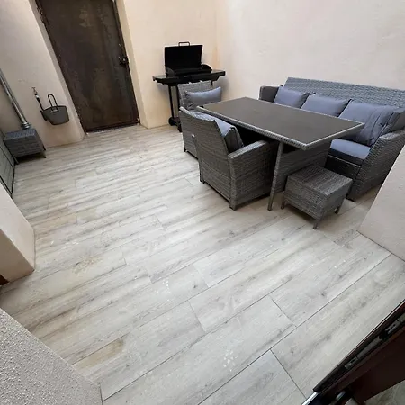 Plein De Charme Avec Ses Poutres Apparentes , Ses Pierres Et Son Jacuzzi Exterieur