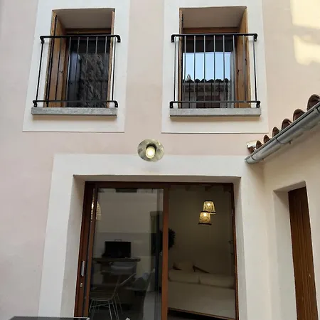 Plein De Charme Avec Ses Poutres Apparentes , Ses Pierres Et Son Jacuzzi Exterieur Semesterbostad *