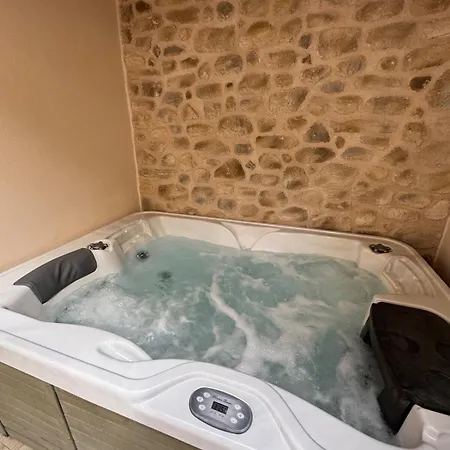 Semesterbostad Plein De Charme Avec Ses Poutres Apparentes , Ses Pierres Et Son Jacuzzi Exterieur *