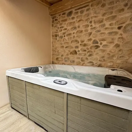 Semesterbostad Plein De Charme Avec Ses Poutres Apparentes , Ses Pierres Et Son Jacuzzi Exterieur *