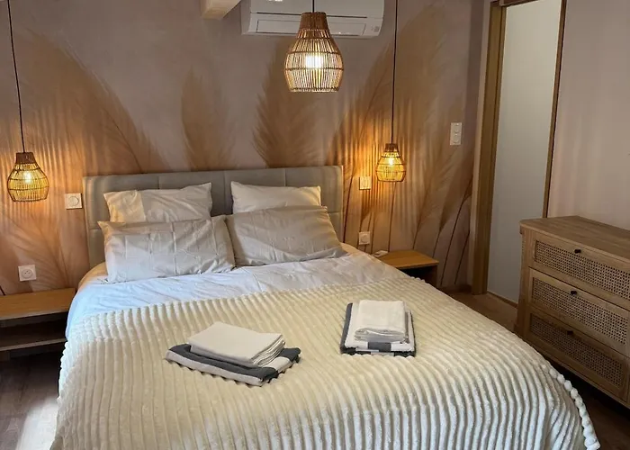 Plein De Charme Avec Ses Poutres Apparentes , Ses Pierres Et Son Jacuzzi Exterieur *