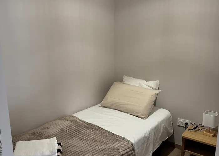 Plein De Charme Avec Ses Poutres Apparentes , Ses Pierres Et Son Jacuzzi Exterieur