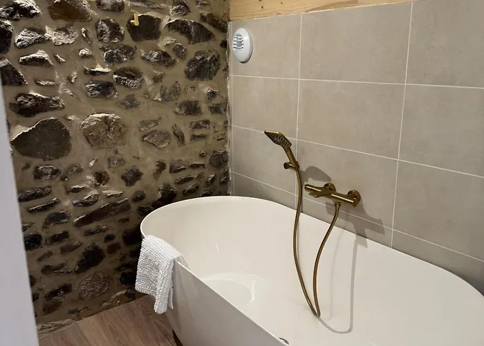 Plein De Charme Avec Ses Poutres Apparentes , Ses Pierres Et Son Jacuzzi Exterieur Σπίτι διακοπών