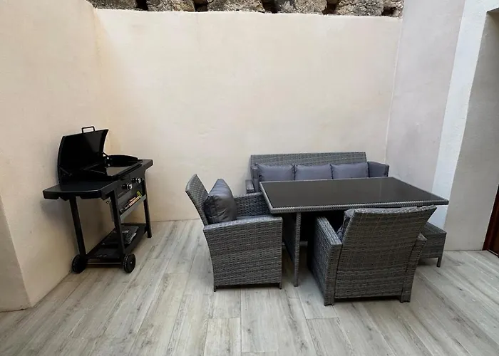 Plein De Charme Avec Ses Poutres Apparentes , Ses Pierres Et Son Jacuzzi Exterieur *