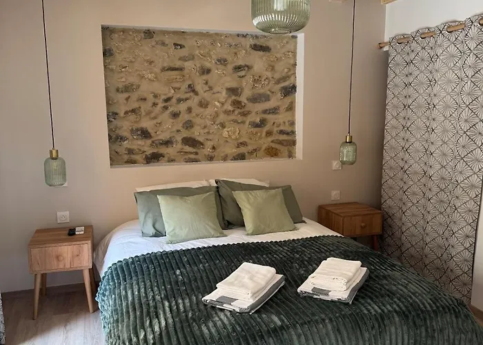 Plein De Charme Avec Ses Poutres Apparentes , Ses Pierres Et Son Jacuzzi Exterieur * Caux