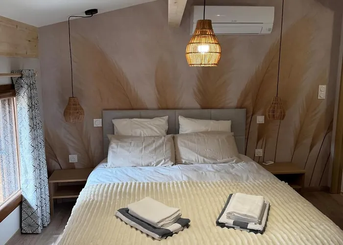 Plein De Charme Avec Ses Poutres Apparentes , Ses Pierres Et Son Jacuzzi Exterieur *