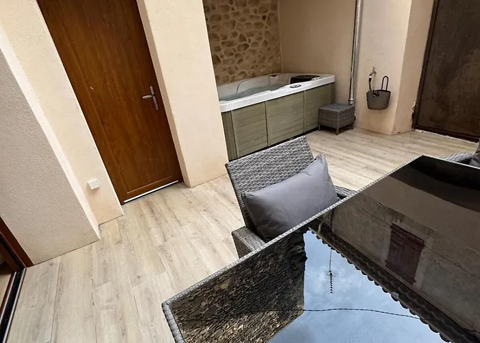 Plein De Charme Avec Ses Poutres Apparentes , Ses Pierres Et Son Jacuzzi Exterieur Caux