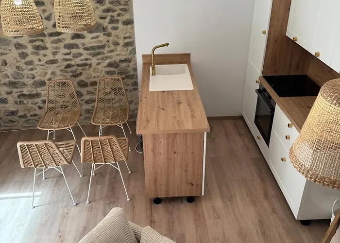 Plein De Charme Avec Ses Poutres Apparentes , Ses Pierres Et Son Jacuzzi Exterieur