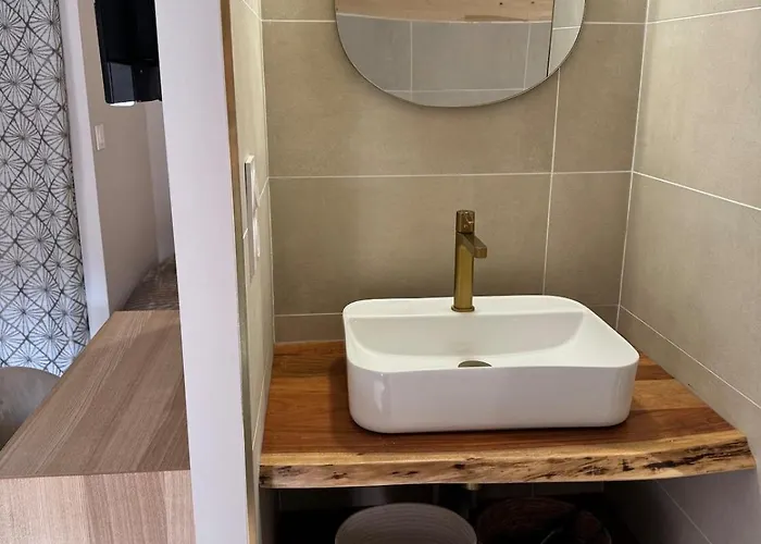 Plein De Charme Avec Ses Poutres Apparentes , Ses Pierres Et Son Jacuzzi Exterieur *