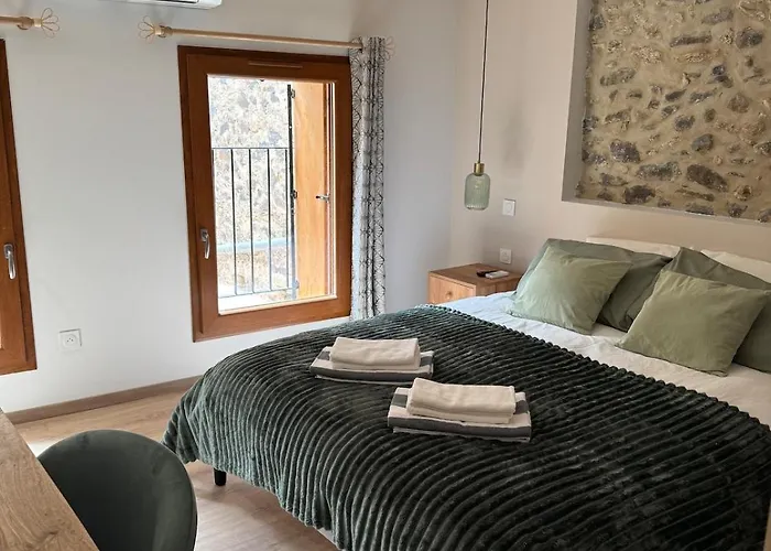 Plein De Charme Avec Ses Poutres Apparentes , Ses Pierres Et Son Jacuzzi Exterieur * Caux