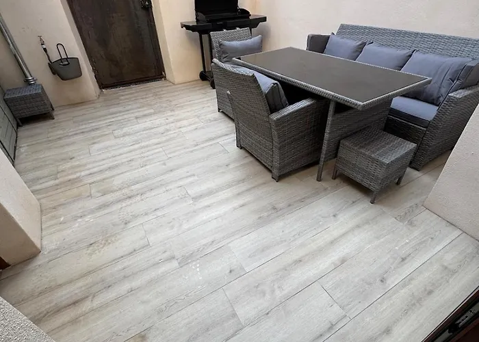 Plein De Charme Avec Ses Poutres Apparentes , Ses Pierres Et Son Jacuzzi Exterieur