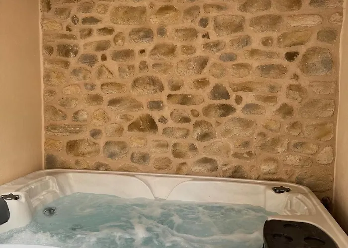 Plein De Charme Avec Ses Poutres Apparentes , Ses Pierres Et Son Jacuzzi Exterieur Σπίτι διακοπών
