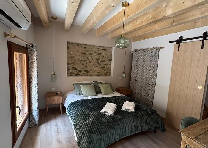 Plein De Charme Avec Ses Poutres Apparentes , Ses Pierres Et Son Jacuzzi Exterieur * Caux